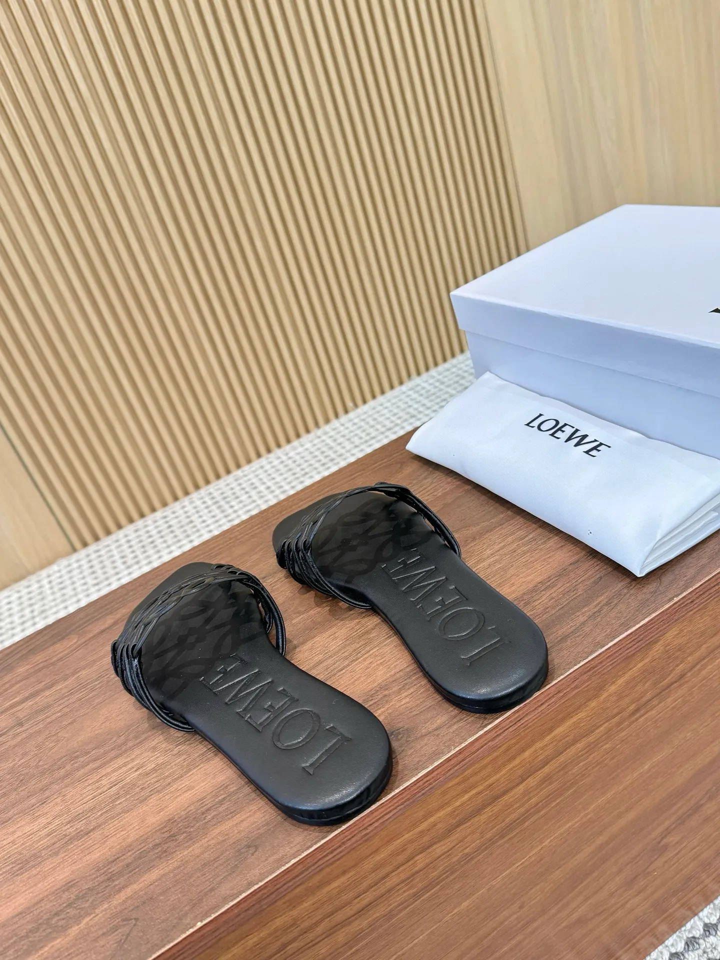 👟👟Ex-factory price 400👟👟 The latest 2025 LOEWE, summer limited edition hollow slippers, they are so beautiful on your feet! ! ! Highly recommended, a super lazy drag, the same style worn by celebrity bloggers! Fabric: Imported sheepskin (black, white, apricot, red, pink, five colors) Lining: Imported sheepskin Genuine leather outsole injection molded dyed bottom Number: 35-42
